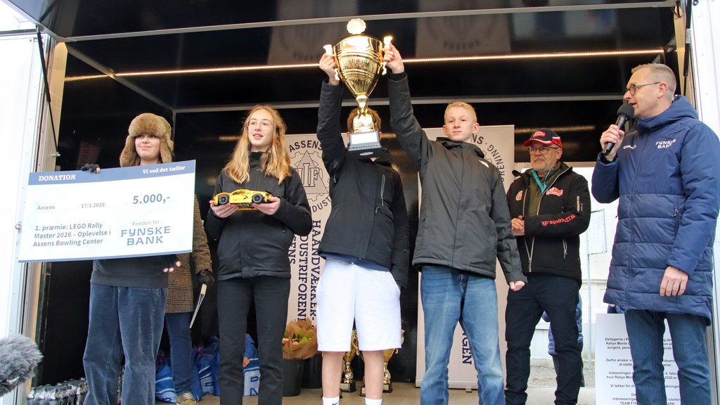 Byens 6. og 7. klasser konkurrerede i disciplinerne teamwork, samarbejde og fællesskab, da de kæmpede om de flotte præmier i LEGO Rally Masters. Vinderne, Hårby Skole ses her med 1 præmien.
(Foto: Allan Post)